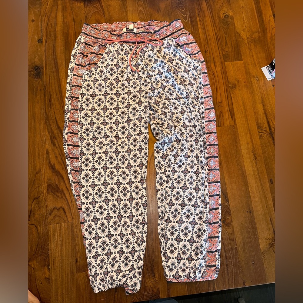 American Eagle Outfitters Women’s Patterned Pants Size Large.